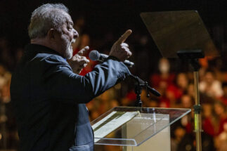 Lula habla en un escenario en su acto final de campaña