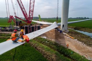<p>江苏淮安，技术人员正在组装风力涡轮机。图片来源：He Jinghua / Alamy</p>