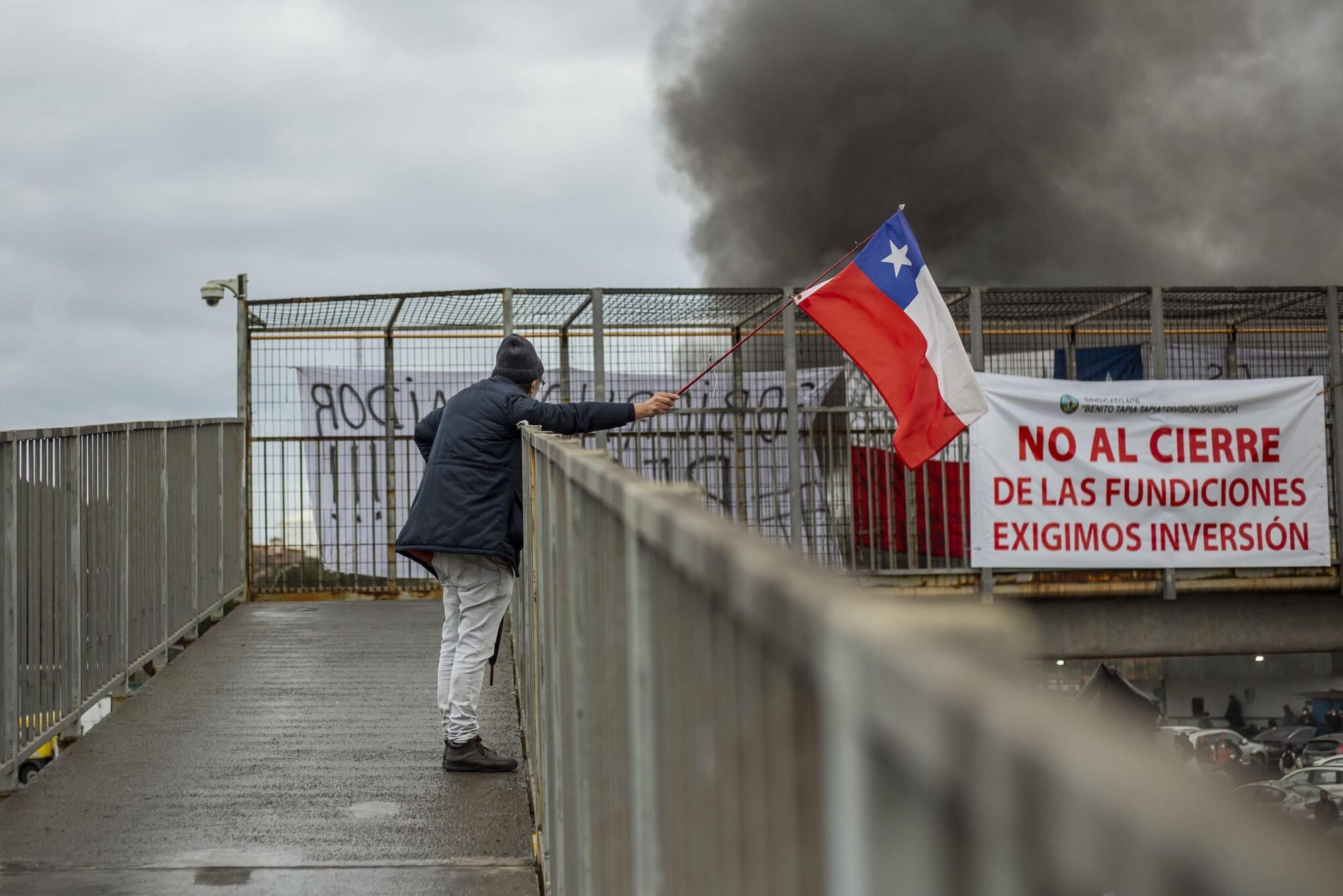Homem protestando em uma fábrica de carvão no Chile