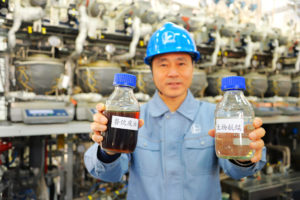 <p>2017年11月20日，中石化石油化工科学研究院的一名科学家在北京的研究基地展示了生物航空煤油和餐饮废油。图片来源：Alamy</p>