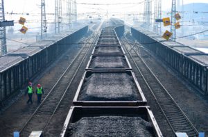 <p>内蒙古神东煤炭集团布尔台煤矿外的运煤炭列车整装待发。图片来源： Image: Cynthia Lee / Alamy</p>