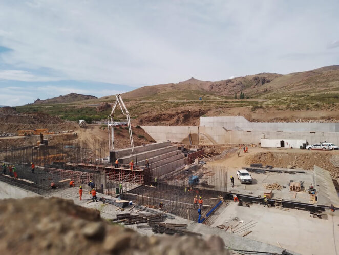 The construction of the Nahuave dam. The provincial government plans for the project to enter into operation in late 2023 