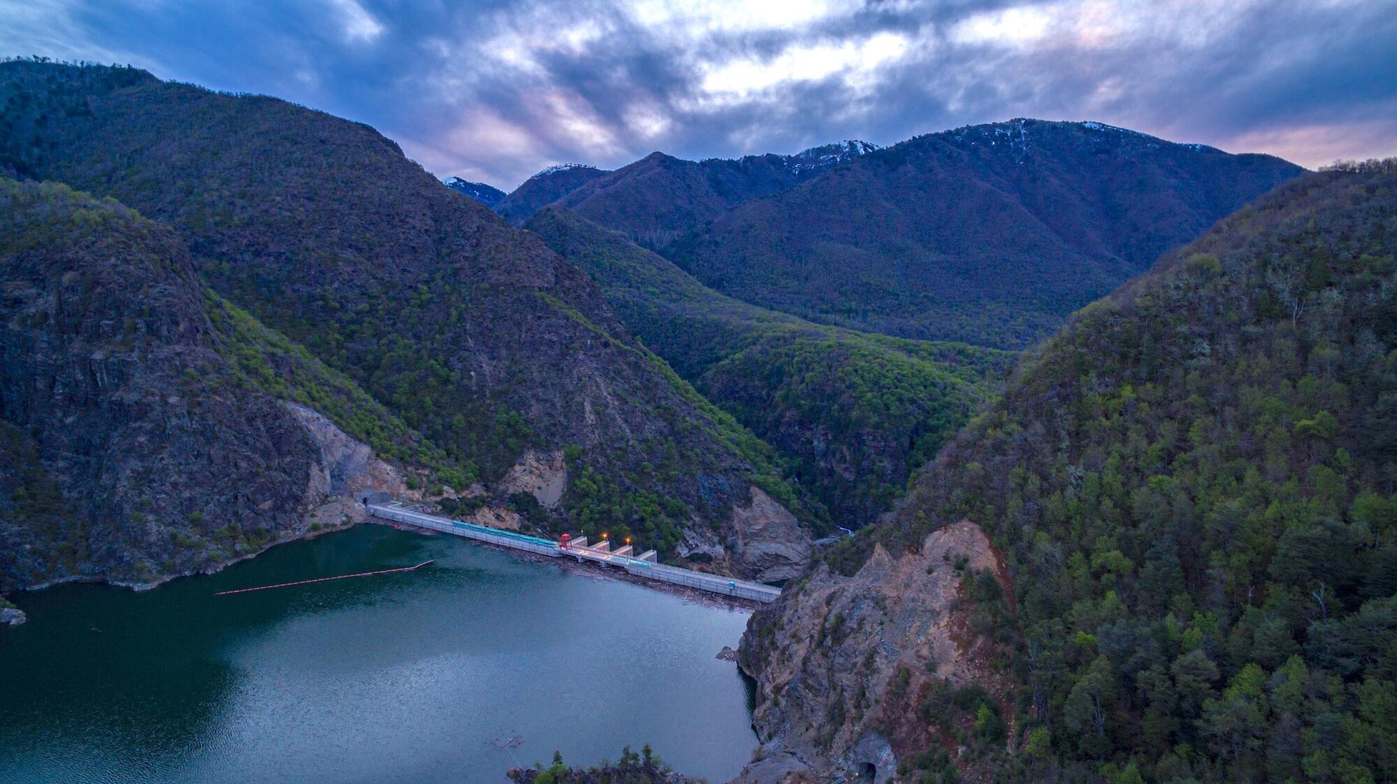 Vista aérea de la represa Ralco en el río Bíobío en Chile, entre montañas con vegetación