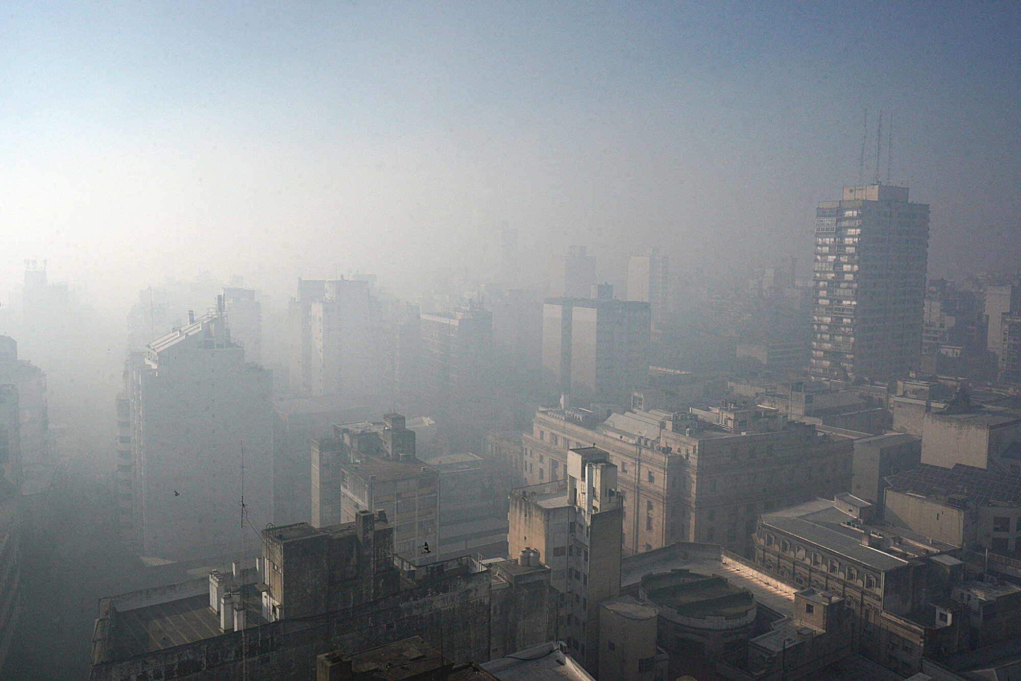 Vista aérea de la ciudad de Rosario cubierta de humo