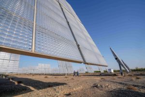 <p>哈密石城子光伏电站。政府规划建设大量风能和太阳能装机，分布在人口密度低、电力需求有限的西部偏远地区（比如戈壁、沙漠），统称为新能源基地。图片来源：Zhao Ge / Alamy</p>