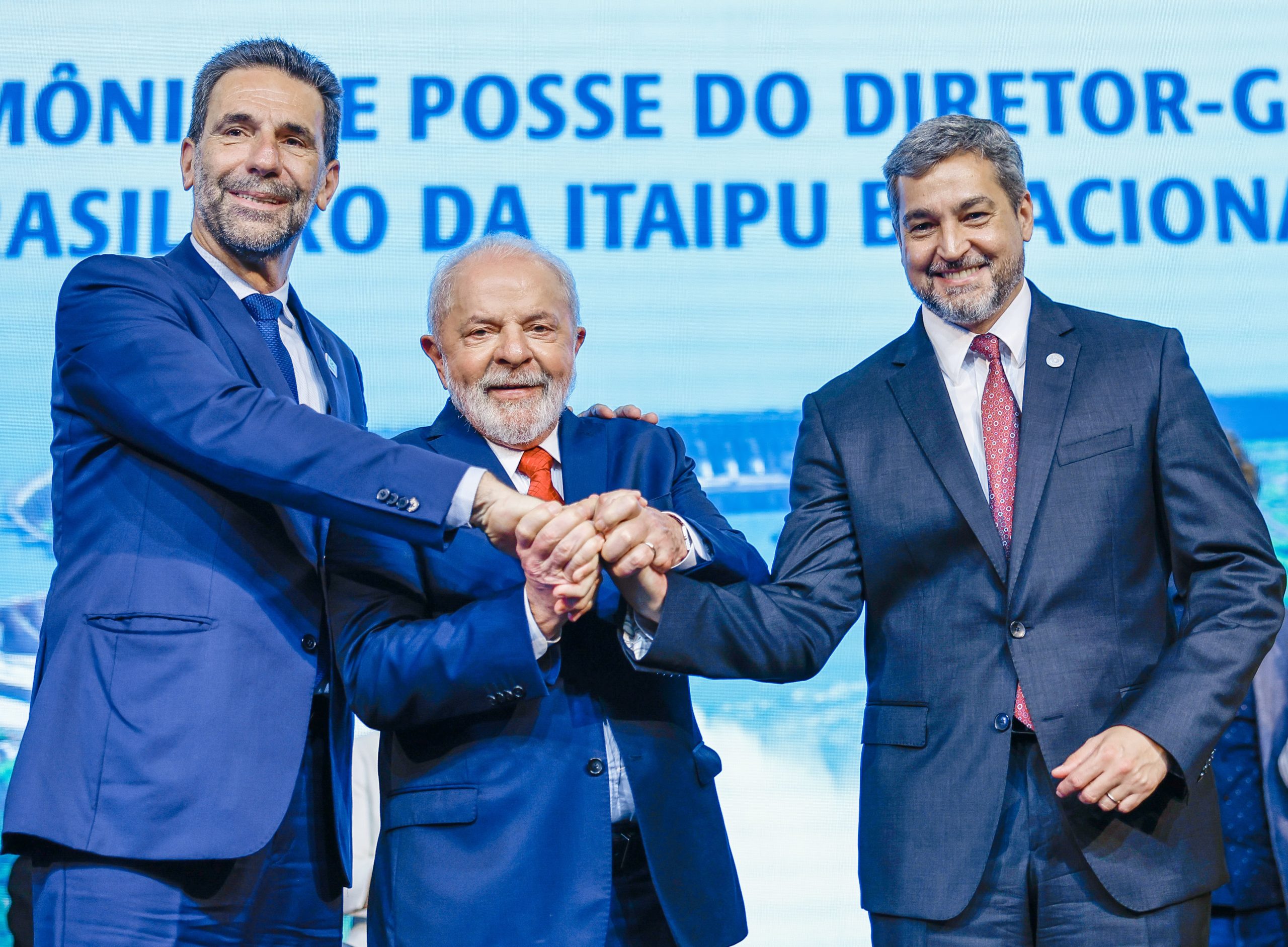 Enio Verri, Brazilian director-general of Itaipu Binacional, shakes hands with Brazilian president Luiz Inácio Lula da Silva and President Mario Abdo Benítez of Paraguay at a ceremony