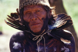 Un indígena Ayoreo con su vestimenta típica