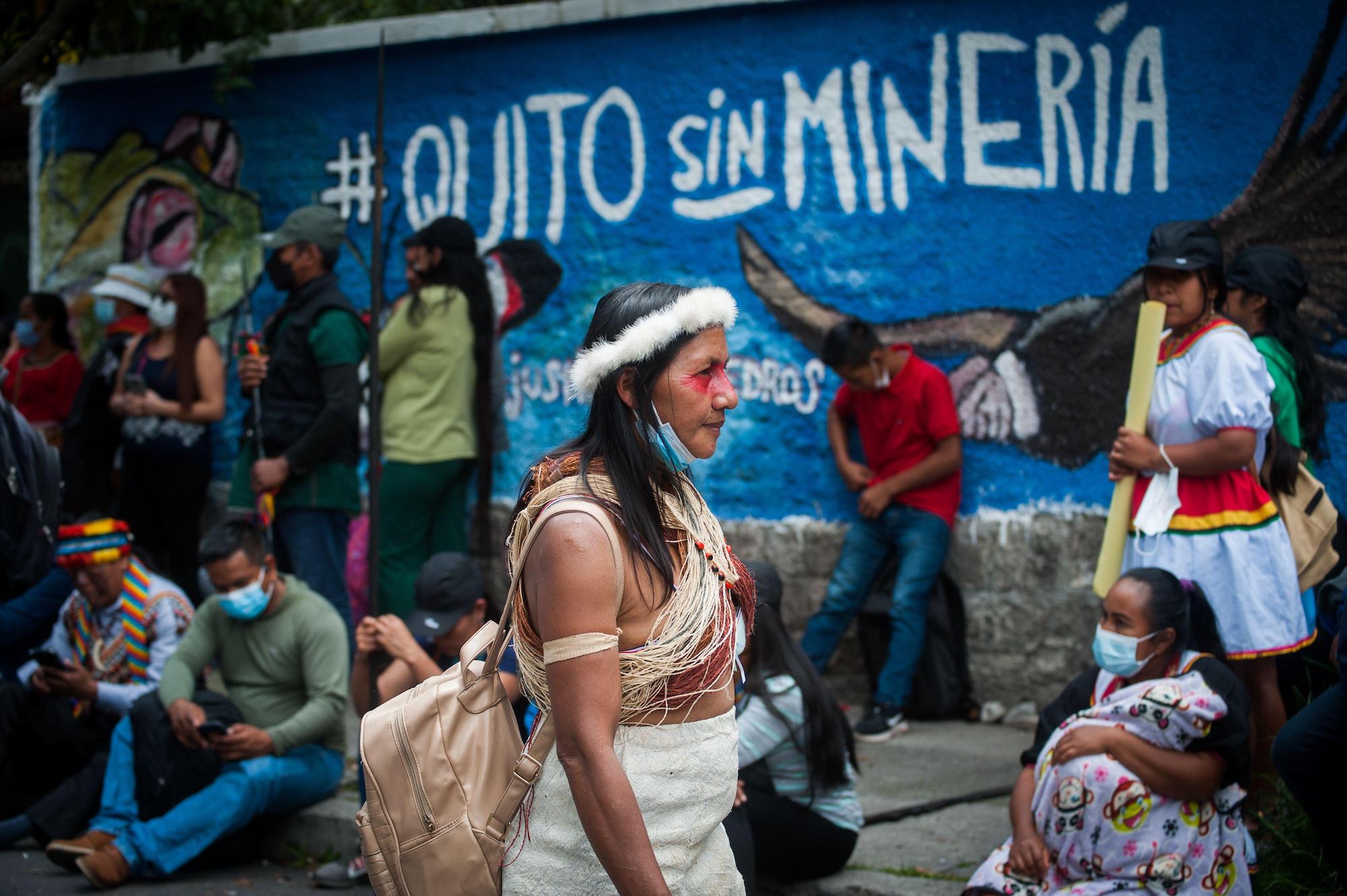 <p>#QuitoSemMineração, lê-se em muro durante protesto de indígenas em Quito, no Equador. O Acordo de Escazú busca proteger ativistas ambientais, garantindo direitos de acesso à informação, participação pública e justiça (Imagem: Juan Diego Montenegro / Alamy)</p>