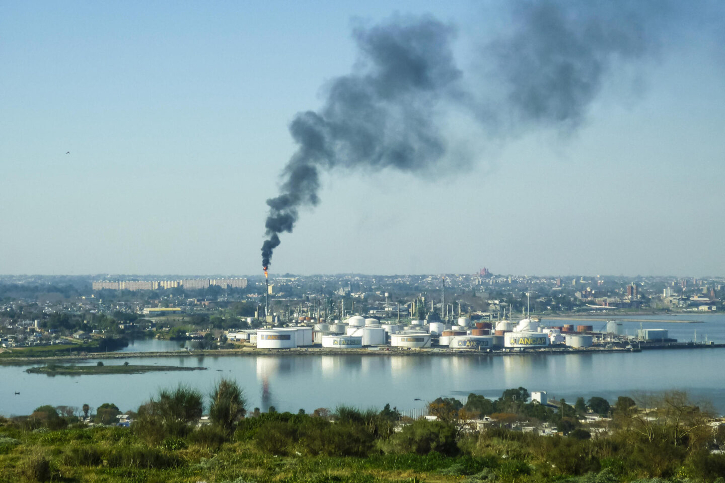 Vista aérea de Montevideo con la Refinería La Teja, la única refinería de petróleo de Uruguay 