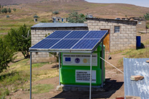 <p>供电售货亭为那些没有接入公共电网或者负担不起电价的农村居民提供了电力。图片来源：Molise Molise / 中外对话</p>