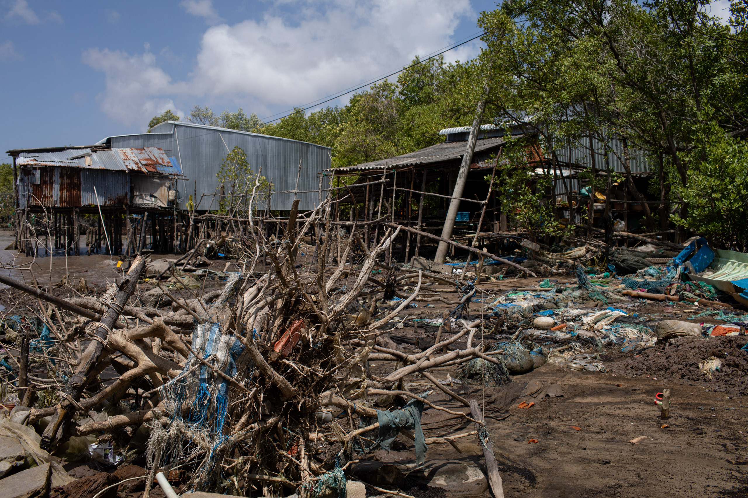 Abandoned houses in a hamlet in Ngoc Hien district, Ca Mau. Coastal erosion is affecting both mangroves and people’s livelihoods in this area.
