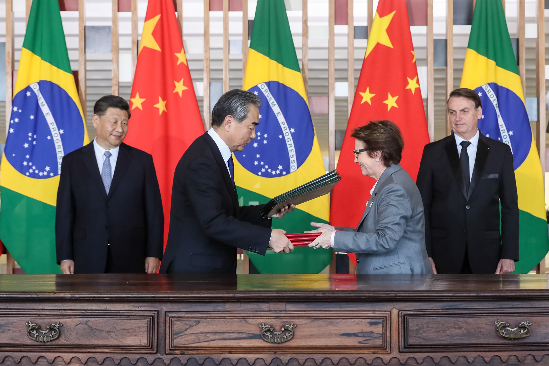 Brazil’s former agriculture minister Tereza Cristina and China’s former foreign minister Wang Yi conclude an agreement to open the Chinese market to Brazilian melons, at a meeting during the 2019 BRICS summit in Brasília (Image: Isac Nobrega / Brazil's Presidency)