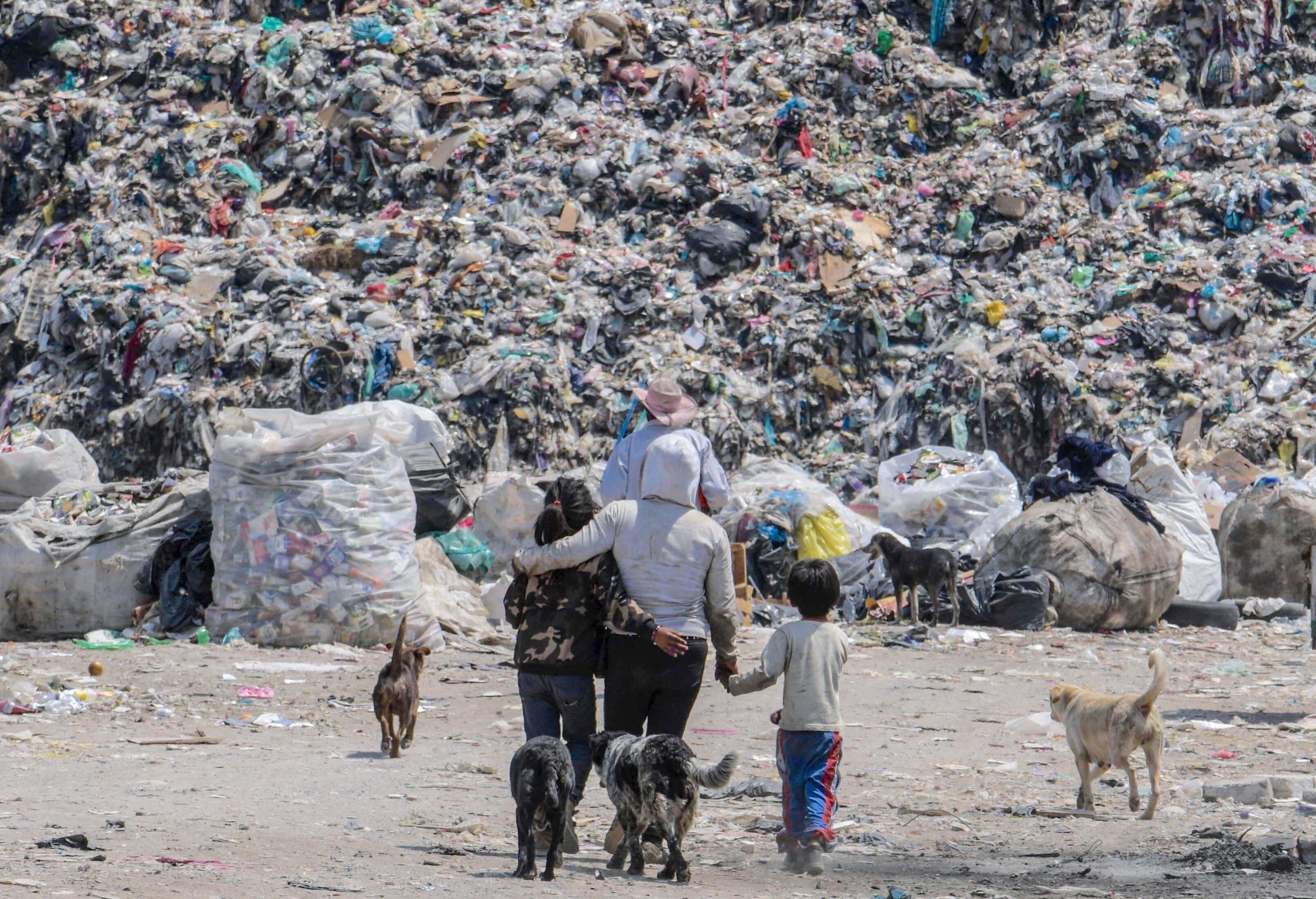 <p><span style="font-weight: 400;">Trabalhadores no lixão de Xochiaca, na Cidade do México, o maior do país (Imagem: Alamy)</span></p>