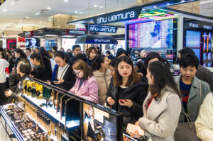 <p>双十二购物节期间，成都一家商场的化妆品柜台前挤满了顾客。图片来源：Alamy</p>