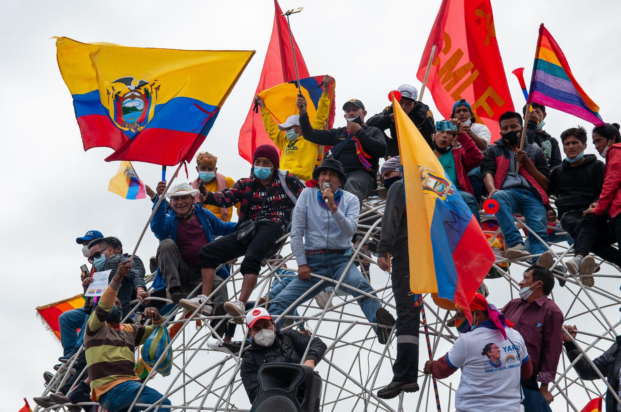 Pérez gives a speech surrounding by environmental activists