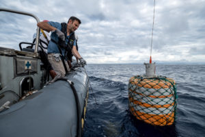 <p>Boia com rastreador no Oceano Atlântico, na costa da África Ocidental, ajuda na localização de navios em alto-mar e a identificar suspeitas de pesca ilegal (Imagem: © Tommy Trenchard / Greenpeace)</p>