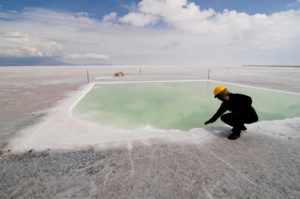 <p>玻利维亚的乌尤尼盐滩，从盐壳下的盐水池中可以收集锂。由于锂离子电池广被泛用于制造电动汽车，中国开始加速开发国内锂矿。图片来源: Alamy</p>