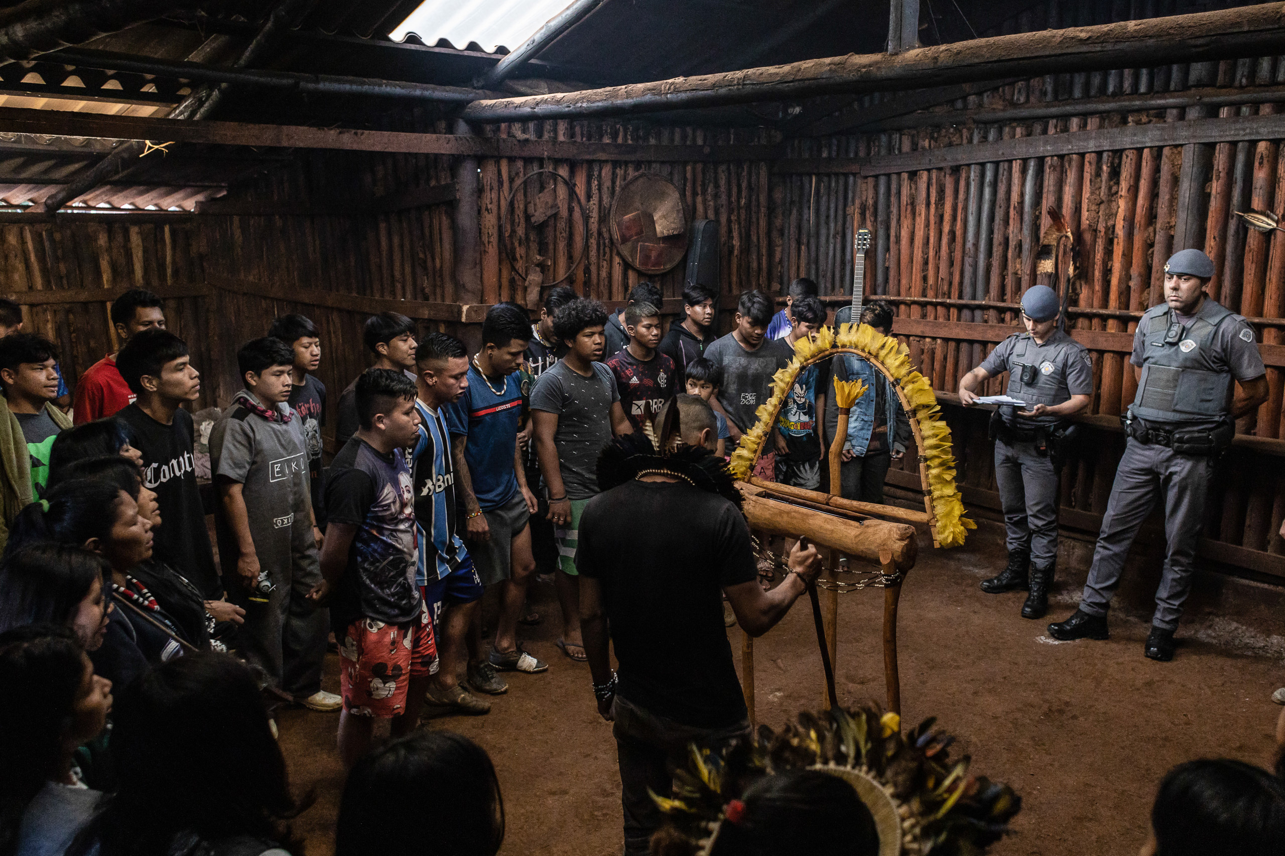Policiais monitoram comunidade em cerimônia com orações, cantos e danças