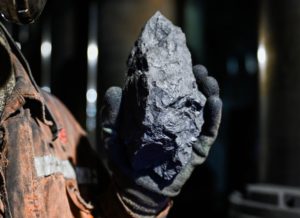 <p>今年7月，中国大唐集团公司员工在西北地区开采的煤炭。 对煤炭集团来说，2021 年近 40 亿美元的损失是个坏消息，但对于减少化石燃料排放来说可能是个好消息。图片来源：Liu Lei/Alamy</p>