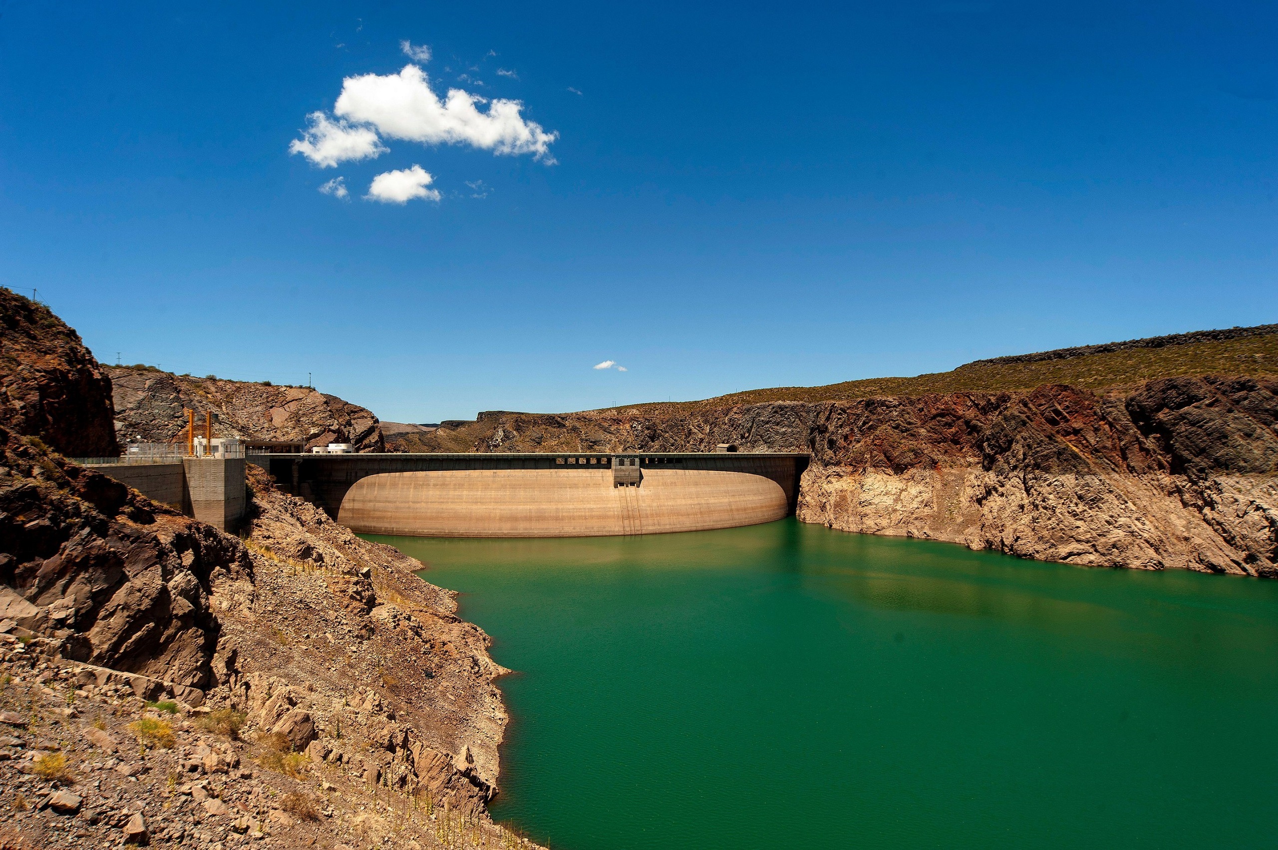 <p>Barragem Agua del Toro em Mendoza, na Argentina. Novo plano de transição energética do país estima US$ 7,4 bilhões em investimentos para geração hidrelétrica até 2030 (Imagem: Fernando Quevedo / Alamy)</p>