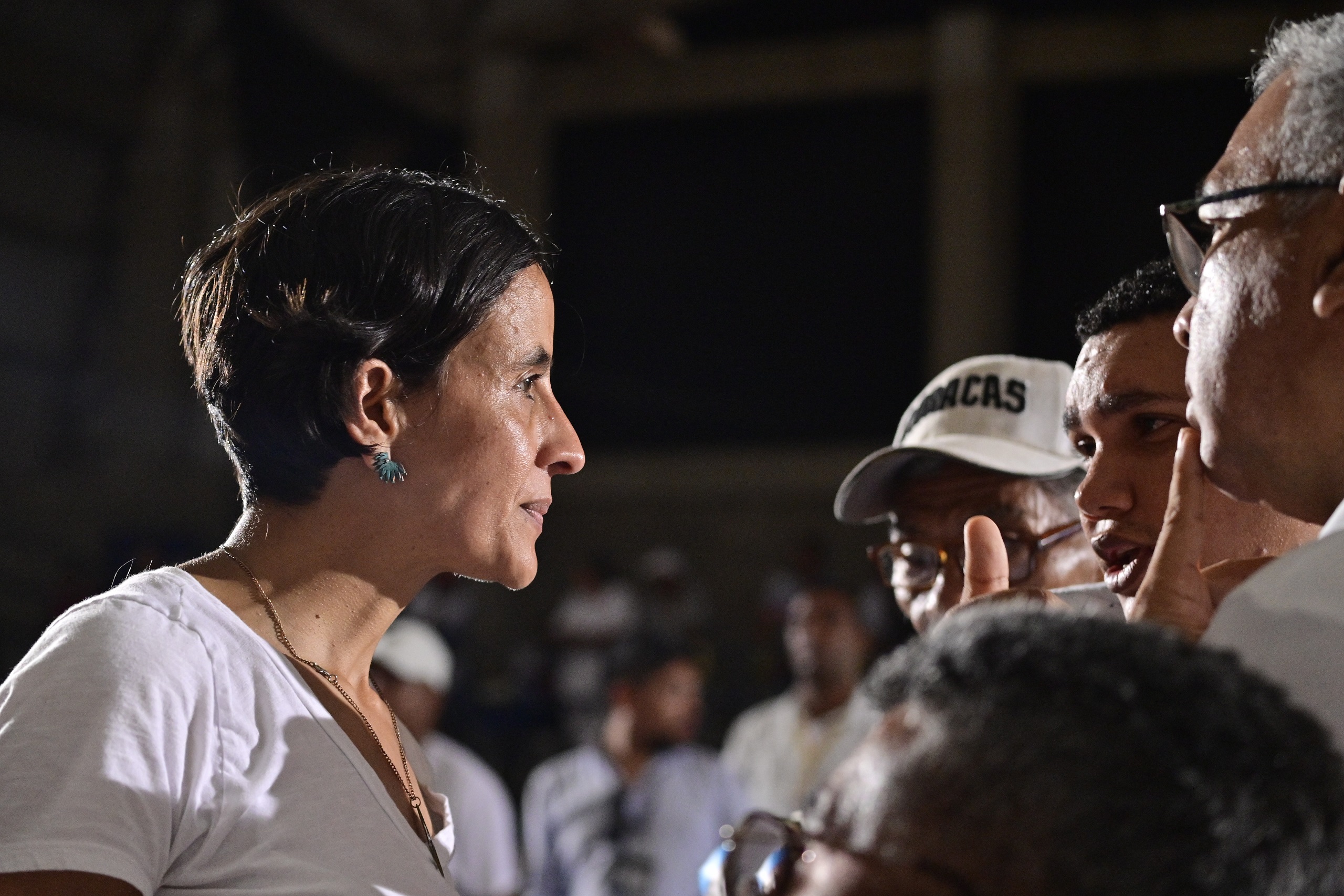 <p>Susana Muhamad, ministra de Meio Ambiente da Colômbia, em encontro com líderes comunitários na região de La Guajira, em 28 de junho (Imagem: Presidência da Colômbia)</p>