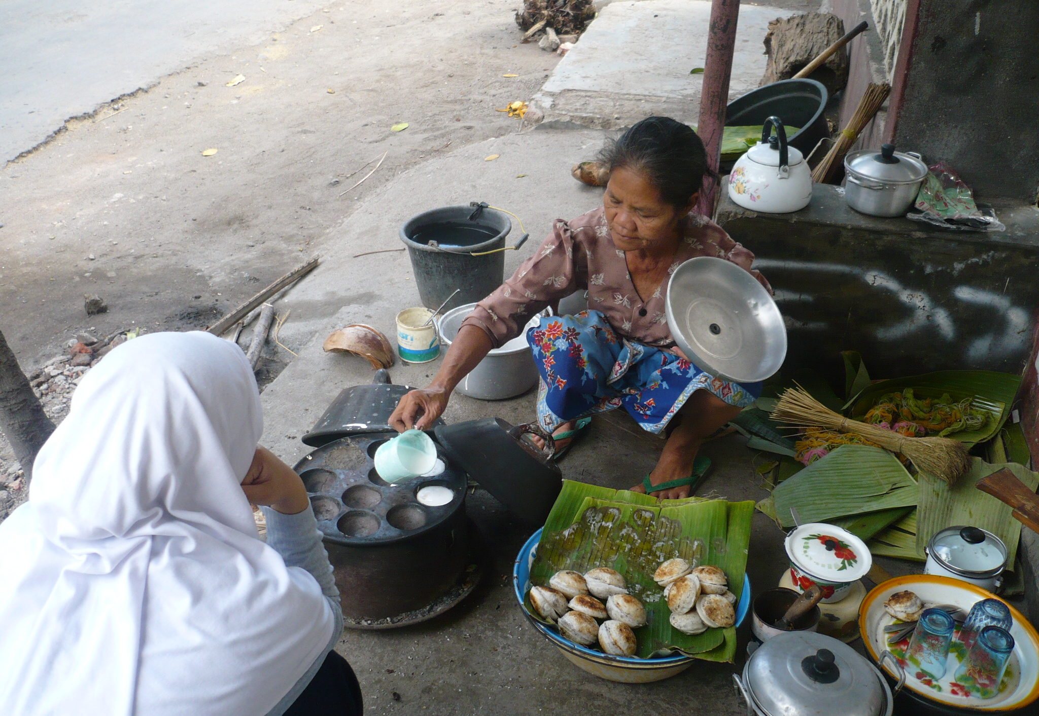 woman preparing streetfood