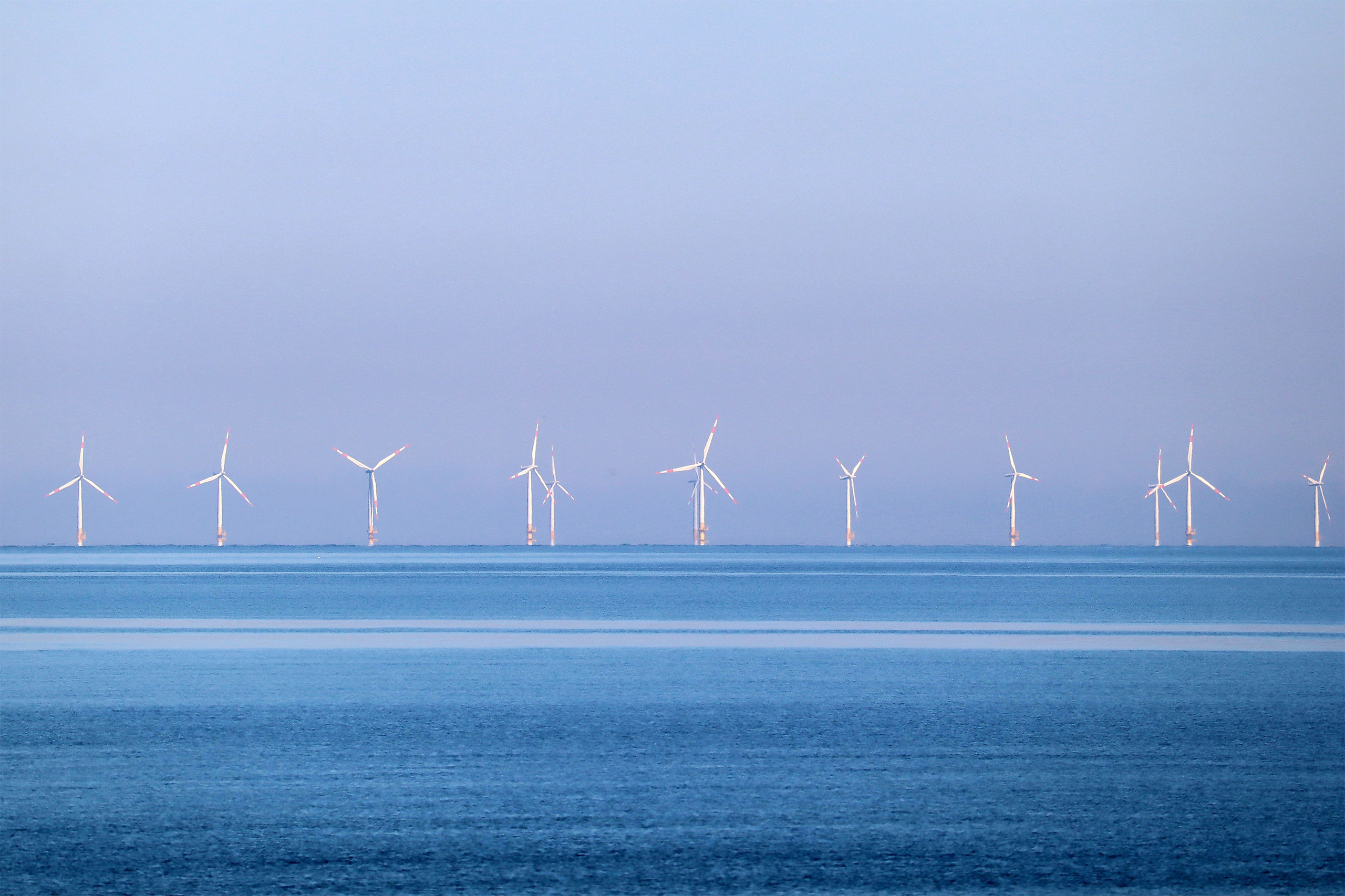 <p>An offshore wind farm in Europe. Colombia’s Caribbean coast has great potential for offshore wind power projects, but is also home to protected areas of ecological importance. (Image: <a href="https://pixabay.com/pt/photos/moinho-de-vento-turbinas-e%C3%B3licas-5622693/">Tho Ge</a> / Pixabay)</p>