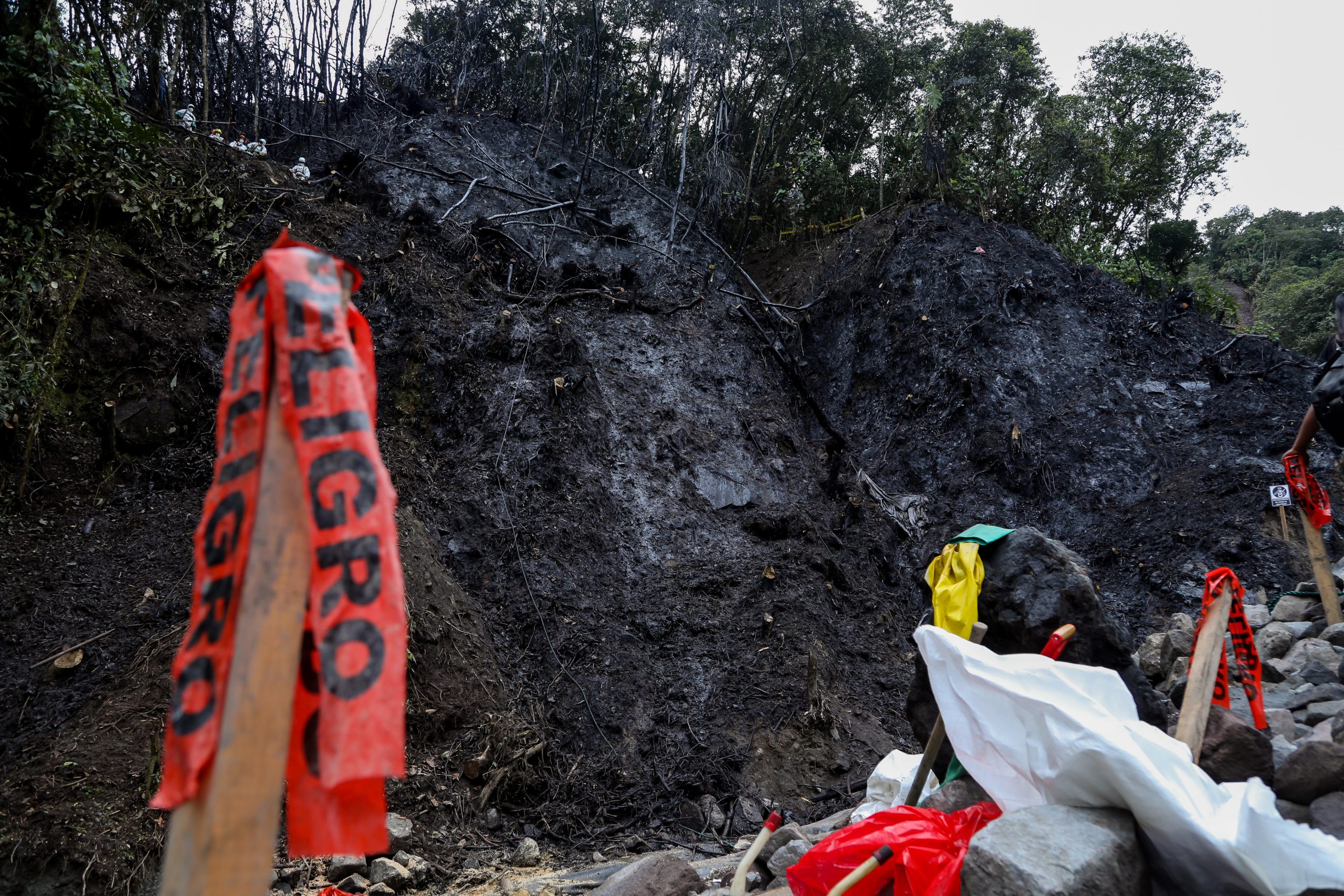 petróleo cayendo por una acantilado
