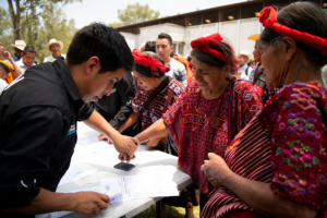 Personas votando en las elecciones presidenciales en Guatemala