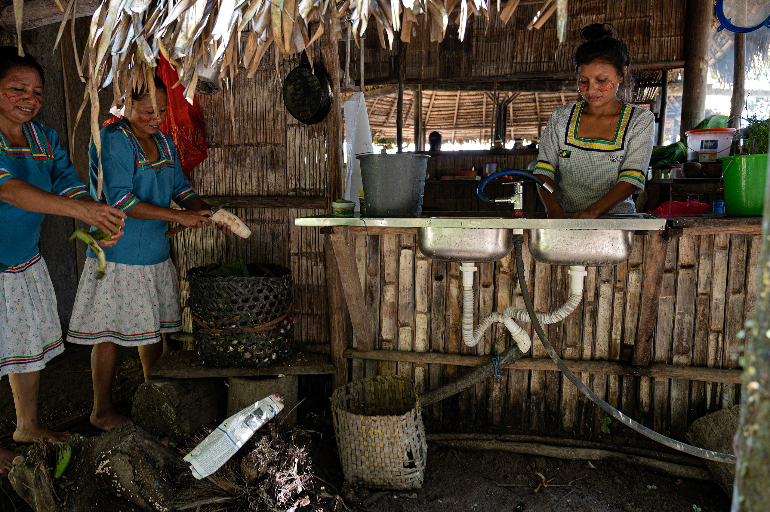 mujeres en una cocina con techo de paja