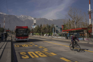 bus eléctrico y un ciclista en una calle