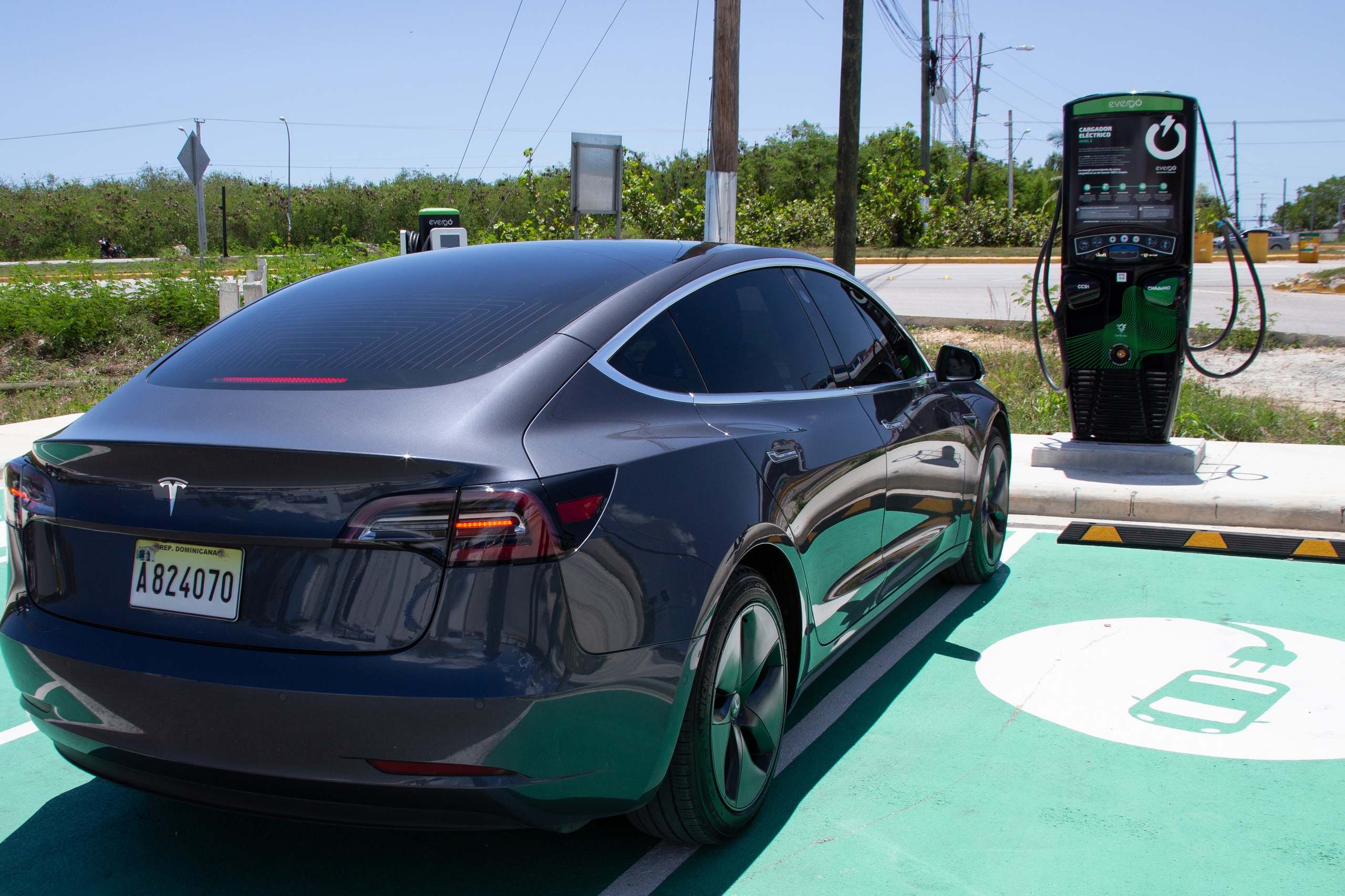 <p>Carro elétrico em ponto de recarga na República Dominicana. Veículos elétricos ainda representam parte ínfima da frota de carros no país (Imagem: <a href="https://flickr.com/photos/presidenciard/50377819226/">Governo da República Dominicana</a>, <a href="https://creativecommons.org/licenses/by-nc-nd/2.0/">CC BY-NC-ND</a>)</p>