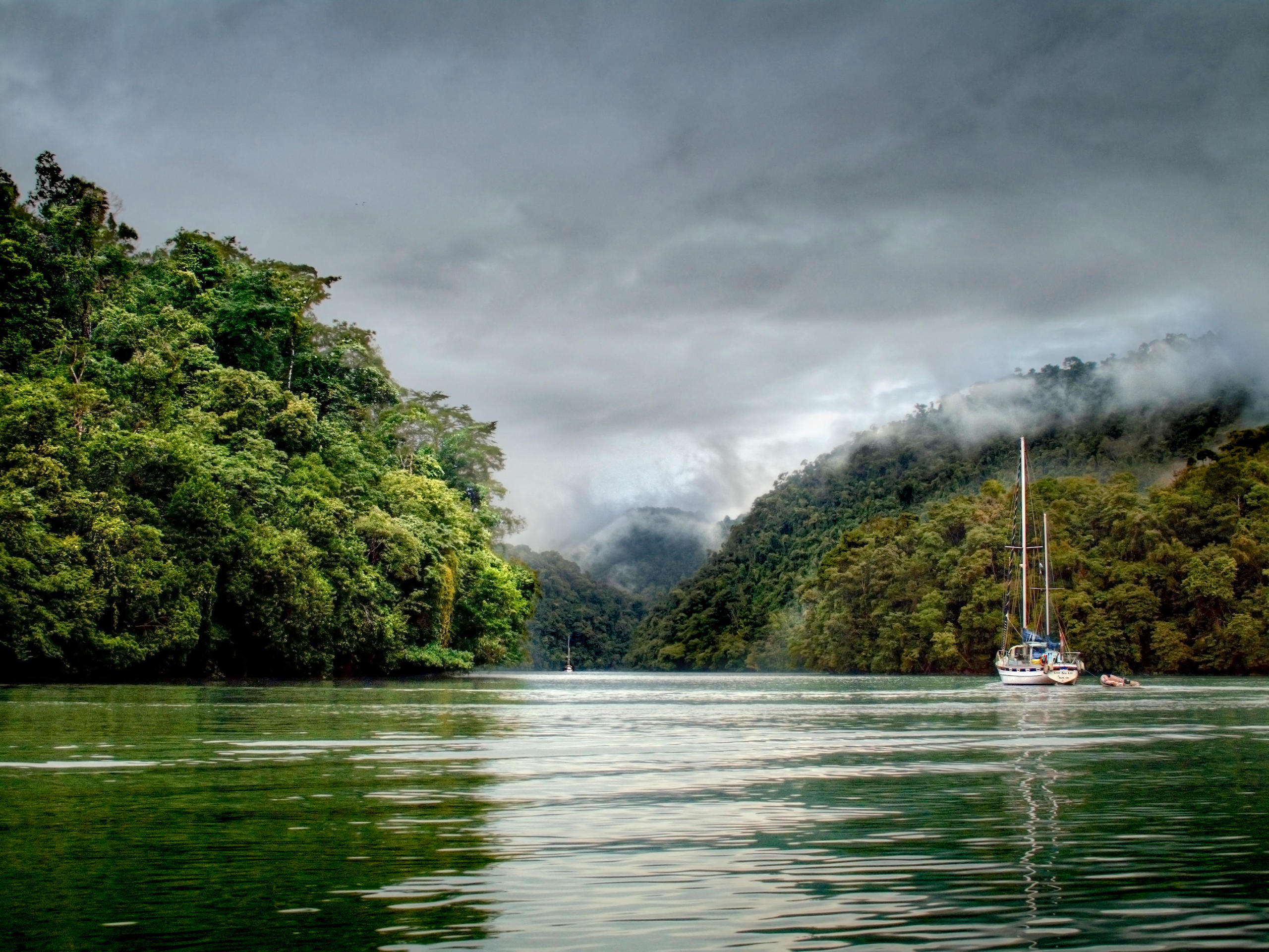 Rio Dulce, próximo à cidade de Livingston na Guatemala