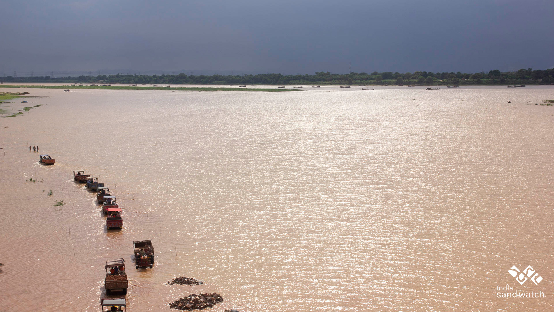 <p>Tractors carry away sand extracted from the River Sone in central India (Image: India Sand Watch)</p>