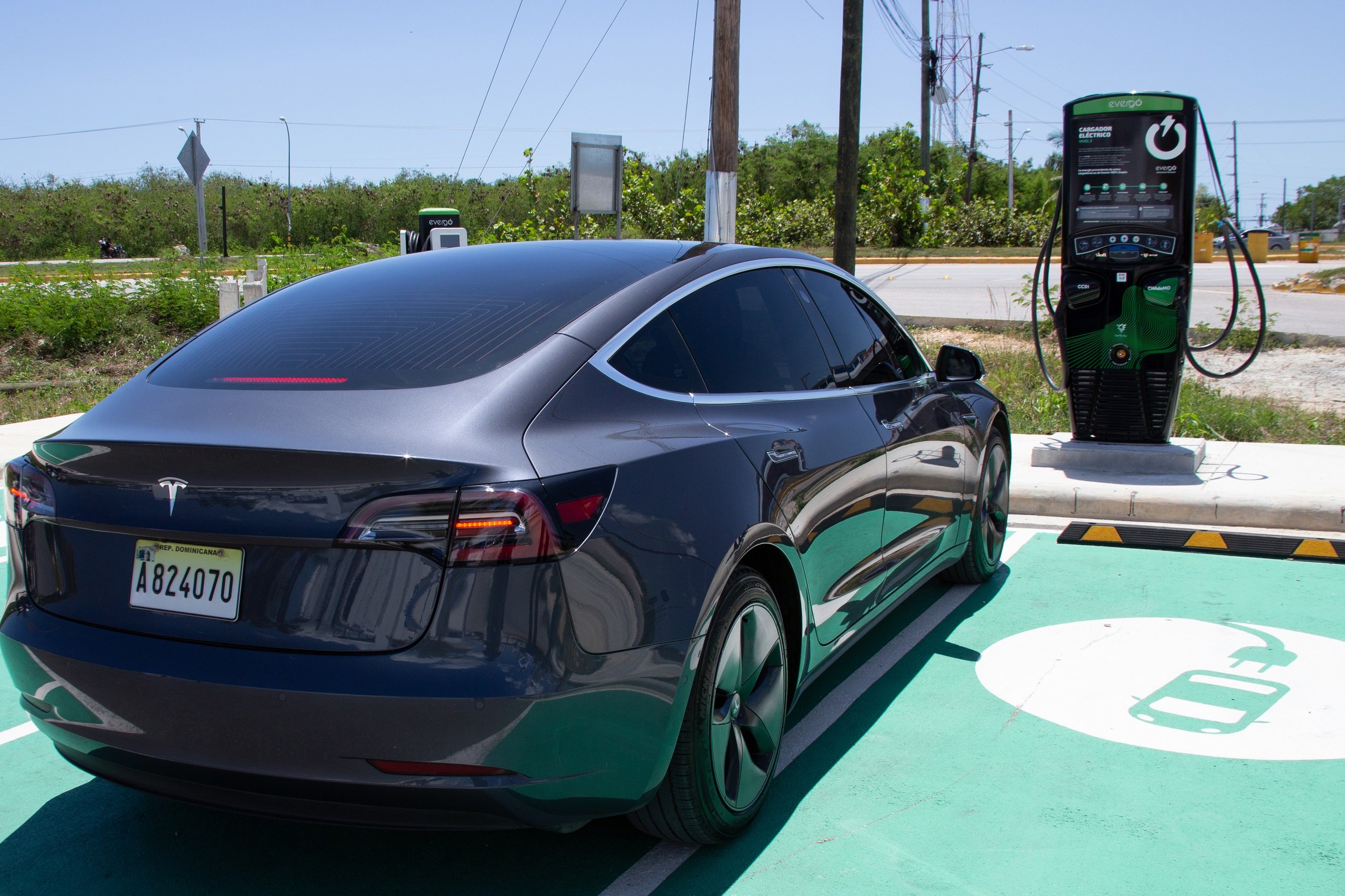 <p><span style="font-weight: 400;">Un auto eléctrico Tesla en una estación de carga en República Dominicana. Los vehículos eléctricos aún no constituyen una parte considerable de la flota nacional de automóviles (Imagen: </span><a href="https://flickr.com/photos/presidenciard/50377819226/"><span style="font-weight: 400;">Gobierno de República Dominicana</span></a><span style="font-weight: 400;">, </span><a href="https://creativecommons.org/licenses/by-nc-nd/2.0/"><span style="font-weight: 400;">CC BY-NC-ND</span></a><span style="font-weight: 400;">)</span></p>