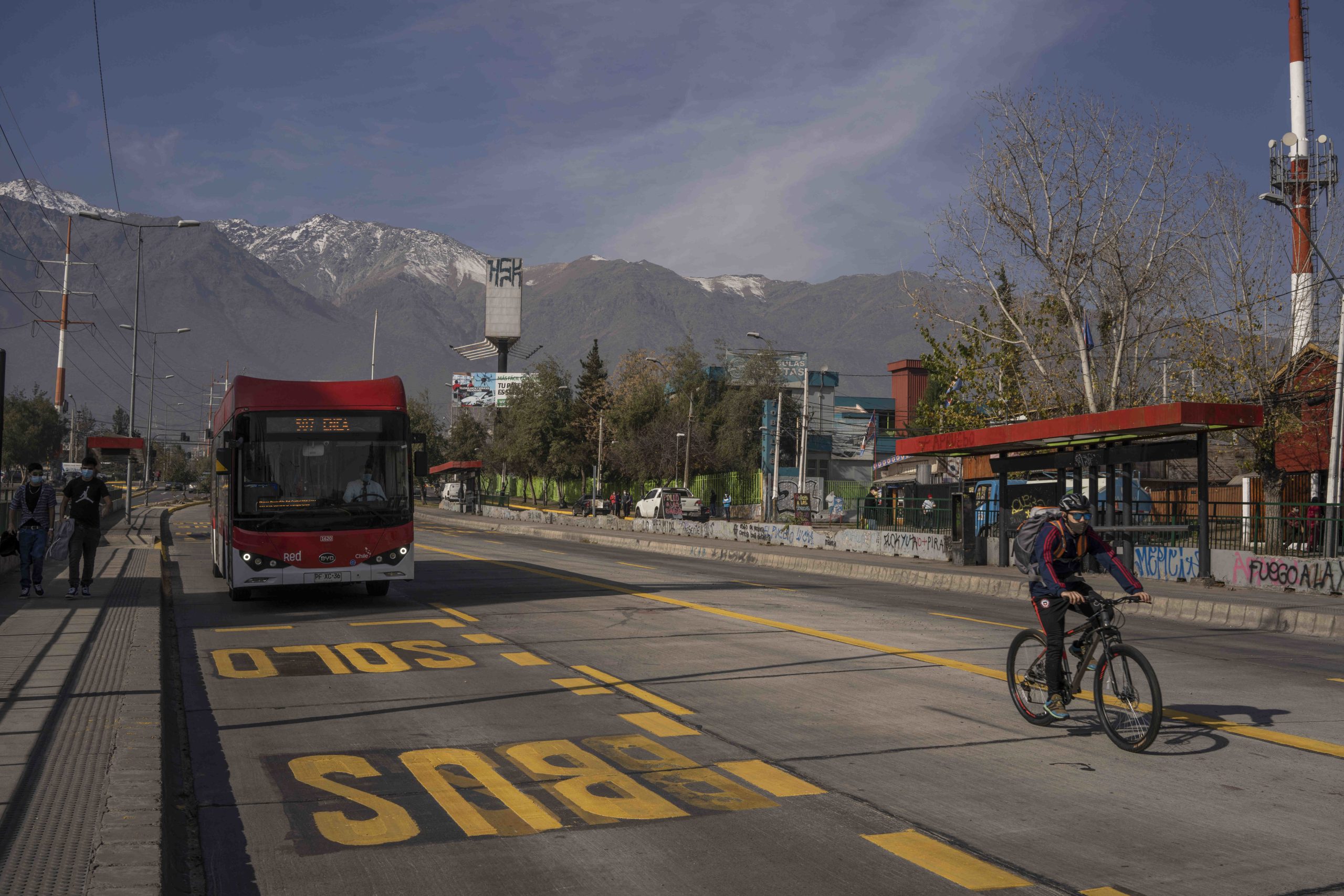 <p>Ônibus elétrico e ciclista dividem rua em Santiago do Chile. O país é conhecido como líder regional na transição energética da América Latina (Imagem: <a href="https://flic.kr/p/2mb58UD">Tamara Merino</a> / <a href="https://flickr.com/people/imfphoto/">FMI</a>, <a href="https://creativecommons.org/licenses/by-nc-nd/2.0/">CC BY-NC-ND</a>)</p>