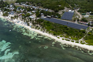 Vista aérea de una planta solar al lado del mar