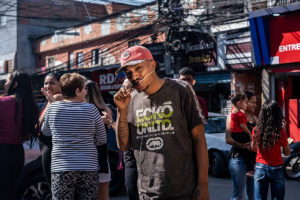 un hombre comiendo una brochette con carne vacuna