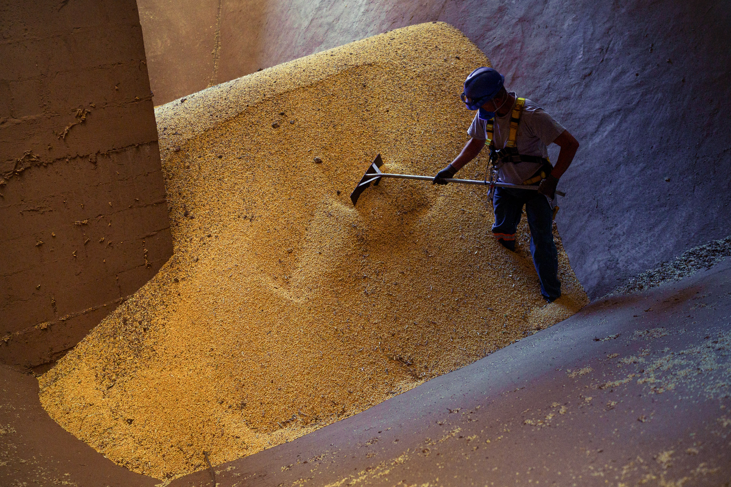 Trabalhador em silo de soja da empresa 3tentos, em Tupanciretã