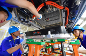 <p>在西安的比亚迪工厂里，工人们正在为新能源汽车安装电池组件。图片来源：Alamy</p>