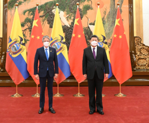 Guillermo Lasso y Xi Jinping parados con las banderas de China y Ecuador detrás