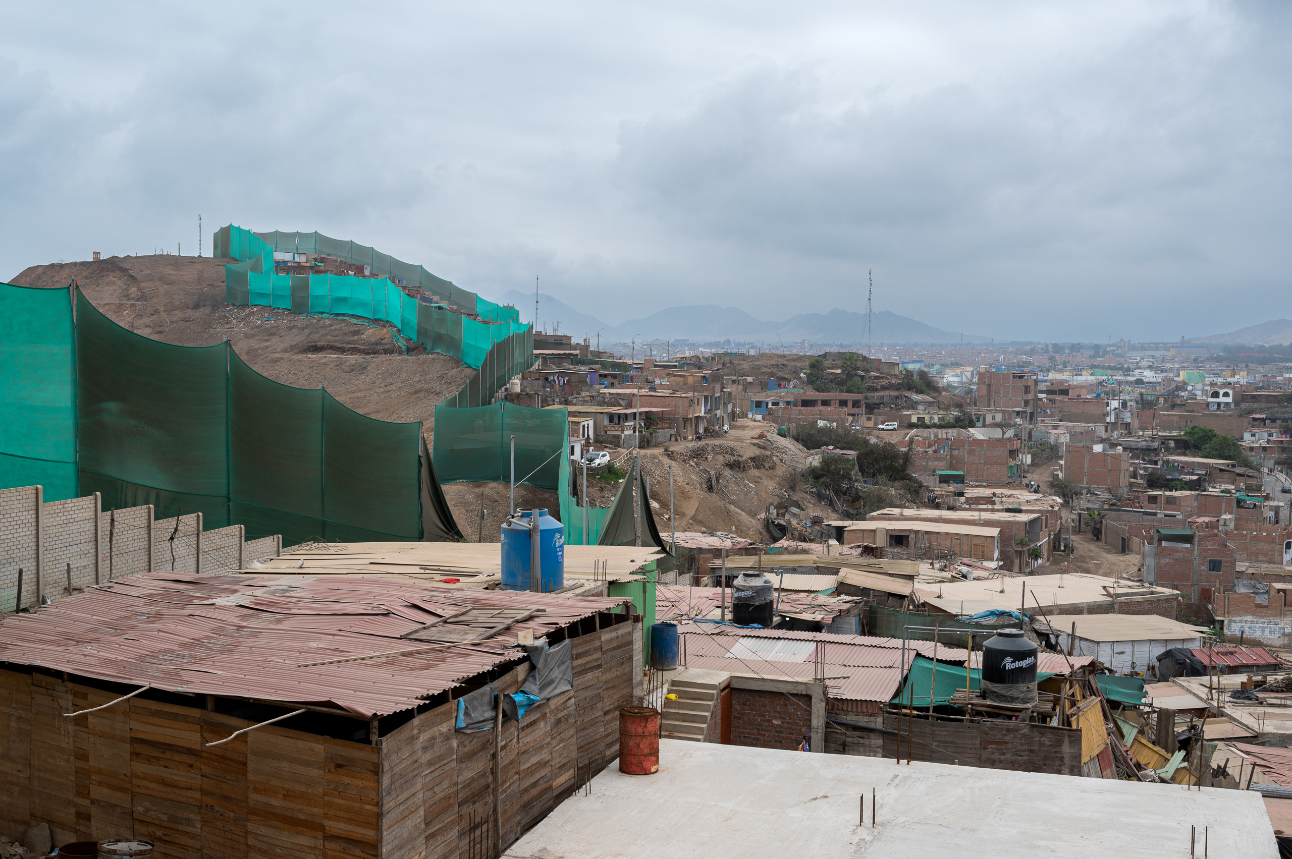 Rede verde separa o bairro de Santa Rosa, em El Cascajo