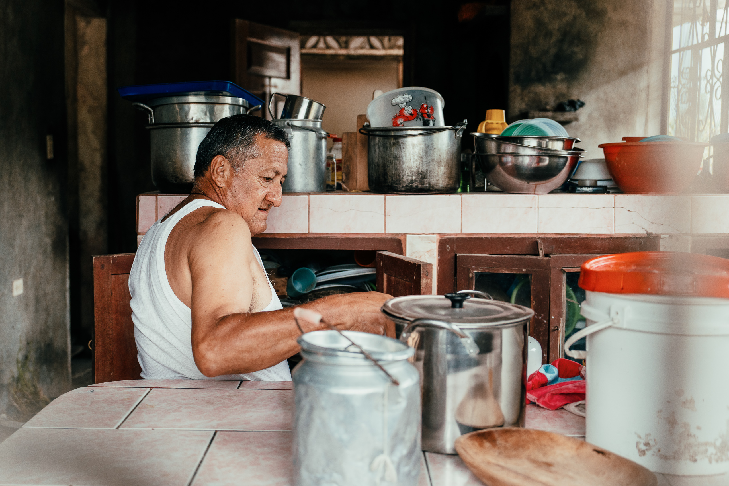 O marido de Pacheco em sua cozinha em San Pablo de Amalí