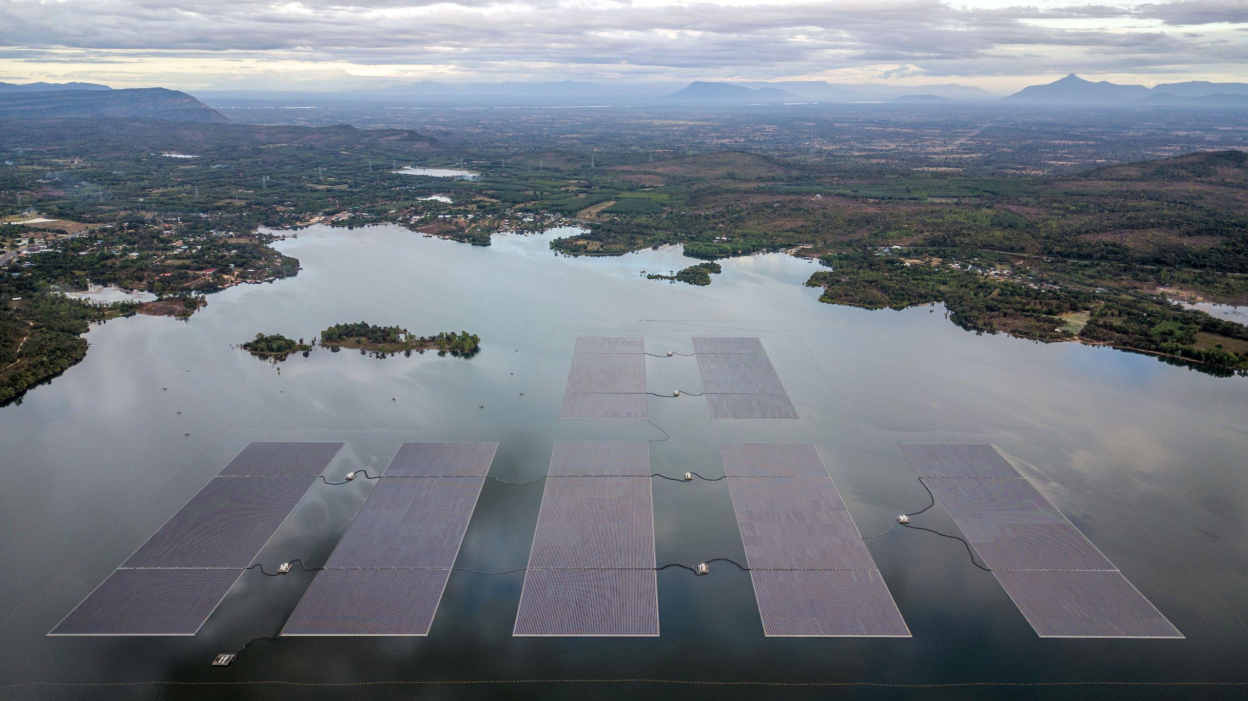 <p>在泰国乌汶叻巴达尼的西林东水库，太阳能发电场浮在水面上。图片来源：Wang Teng / Alamy</p>