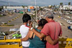 <p>2023年10月27日，墨西哥阿卡普尔科的居民望着飓风奥蒂斯造成的破坏黯然神伤。图片来源：Felix Marquez /AP via Alamy</p>