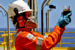 <p>Funcionária da Petrobras avalia óleo extraído na plataforma P-71, na Bacia de Santos, nos campos de petróleo do pré-sal brasileiro. Muitas empresas chinesas estão se aproximando do setor petrolífero no Brasil, inclusive para a perfuração em águas profundas (Imagem: Tânia Rêgo / Agência Brasil)</p>