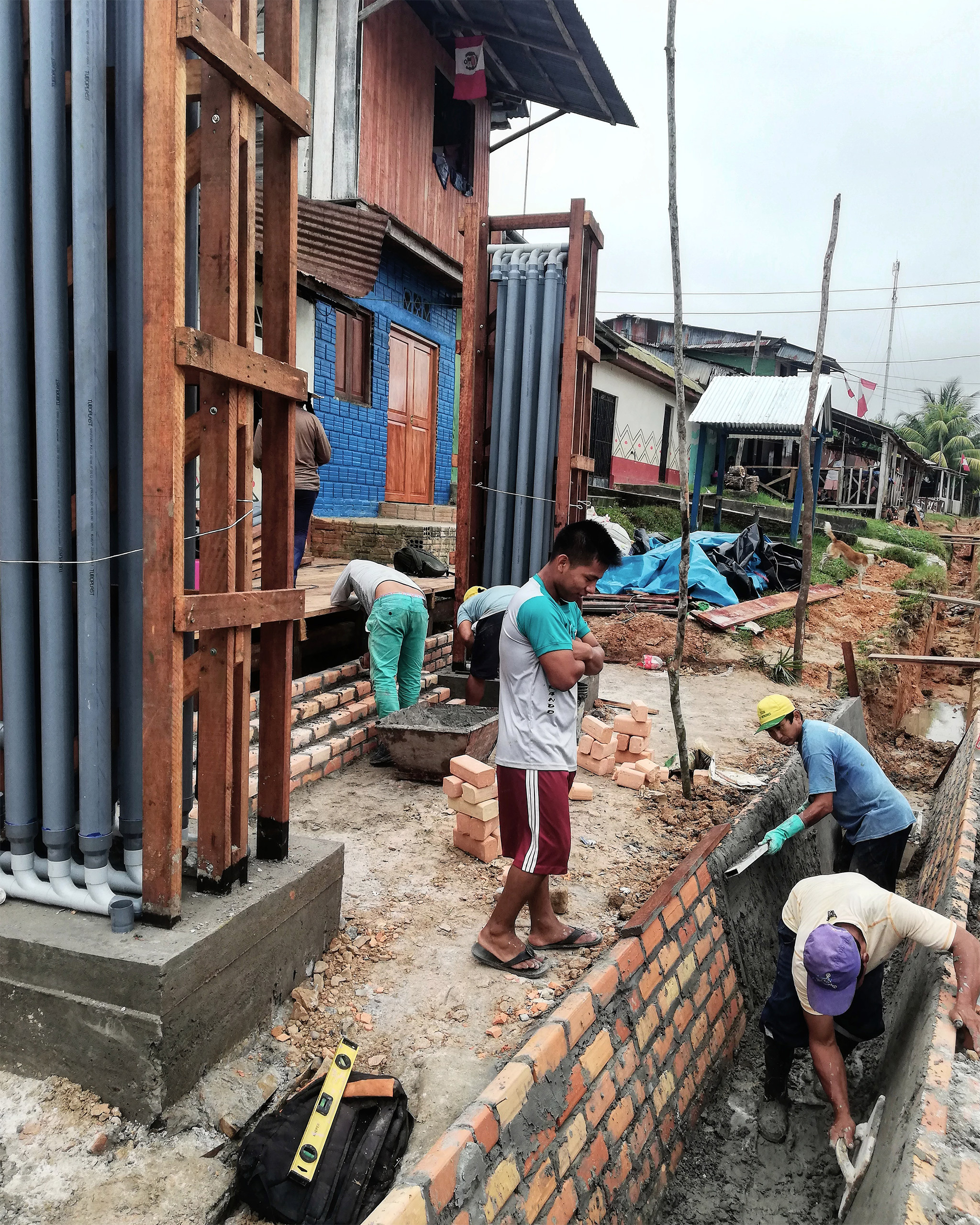 Equipe do projeto Casa constrói sistema de tratamento de esgoto 