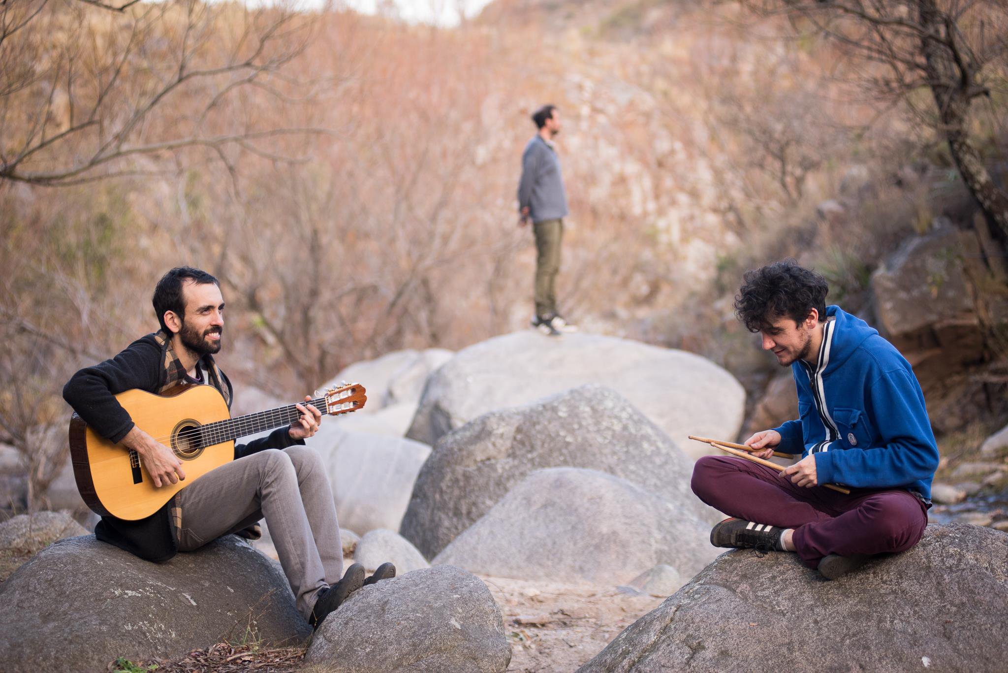 <p>Toch, la banda formada por Juan Pablo y Andrés Toch y Martín Ellena, fotografiados en las Sierras Chicas, al norte de la ciudad de Córdoba, Argentina. El grupo da a conocer los paisajes y la flora de la provincia de Córdoba a través de su música (Imagen: Rodrigo Soria / Toch)</p>