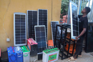 <p>尼日利亚阿布贾一家商店外待售的太阳能电池板。大多数生活在城市中的尼日利亚人都经历着频繁的断电，而四分之三的尼日利亚农村居民经常无电可用。</p>
