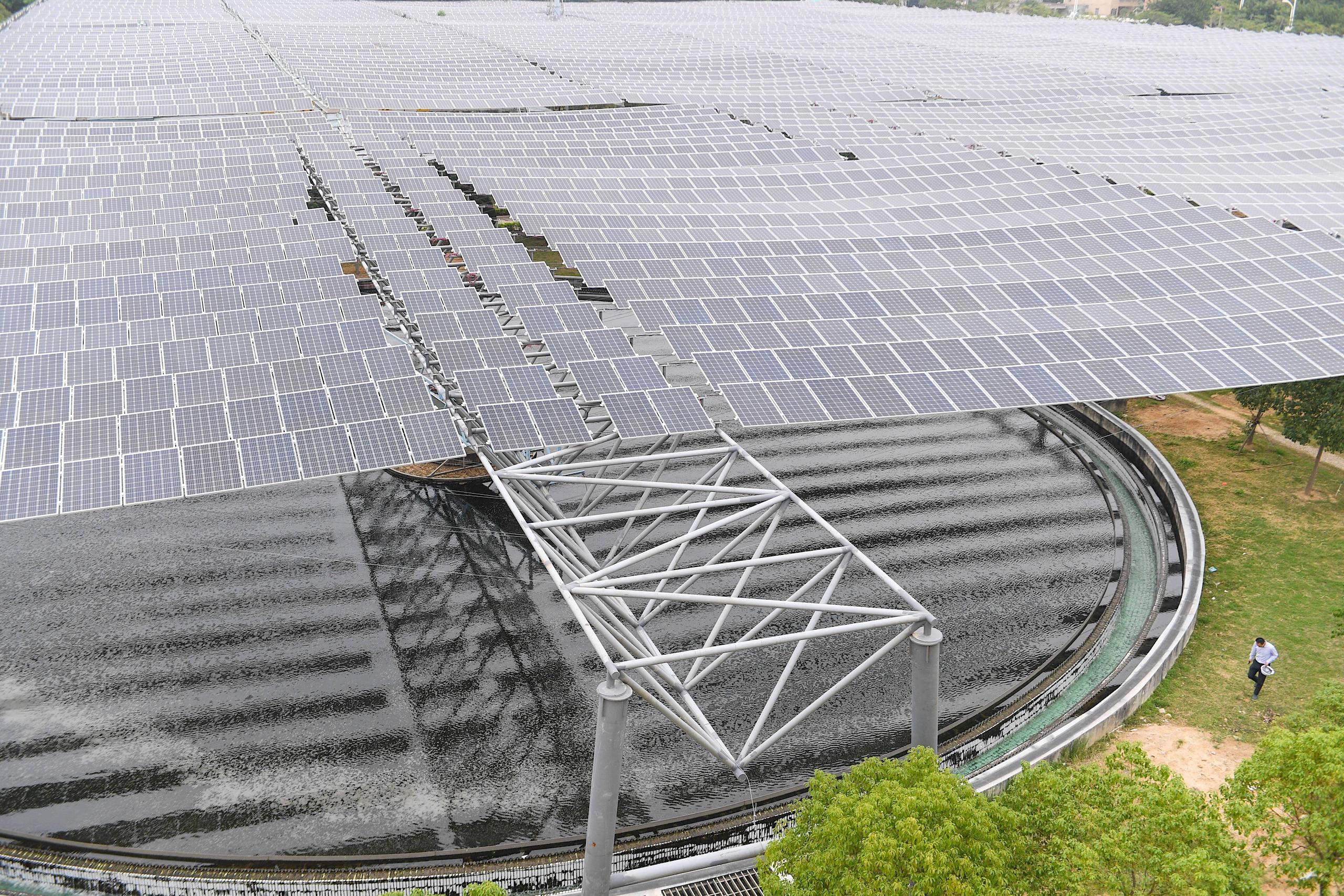 <p>福建石狮市的污水处理厂屋顶分布式光伏项目。近期，在气候投融资试点湖南省湘潭市，类似的“水务+光伏“项目入选当地气候投融资项目库并获得了投资。图片来源：Song Weiwei / Alamy</p>
